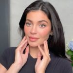 カイリー・ジェンナーが、素肌感を際立たせる最新ナチュラルメイクを披露。| Beauty Secrets | VOGUE JAPAN